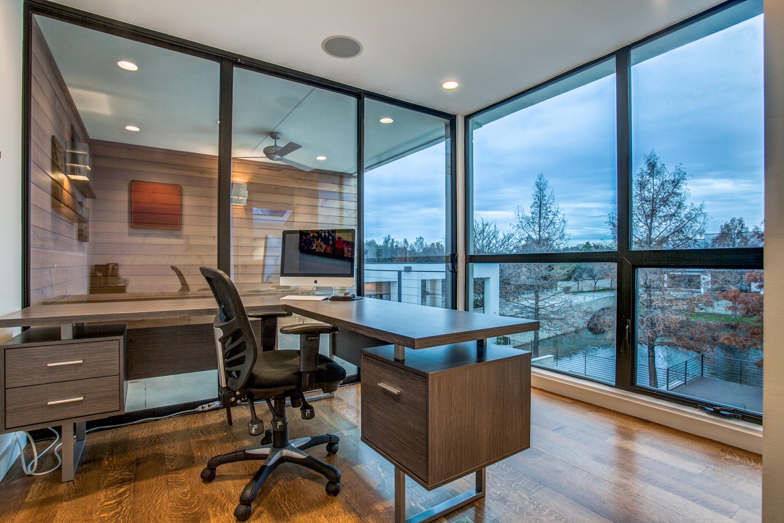 Shoot2Sell Real Estate Photography Blog - Are Agents Irrelevant Desk
